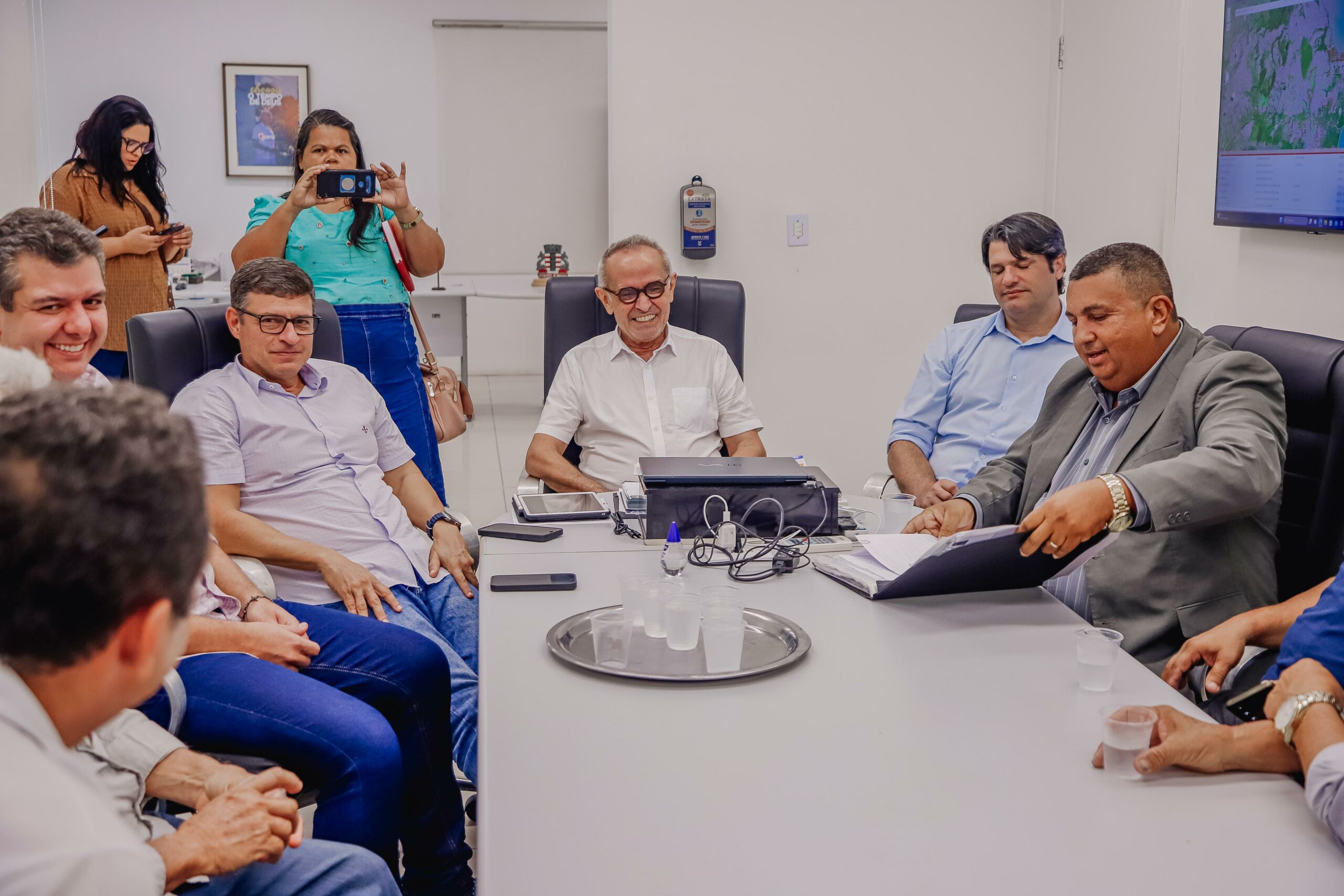 Táxi Especial: Cícero Lucena sanciona Lei que regulamenta serviço de transporte de pequenas cargas e passageiros em João Pessoa