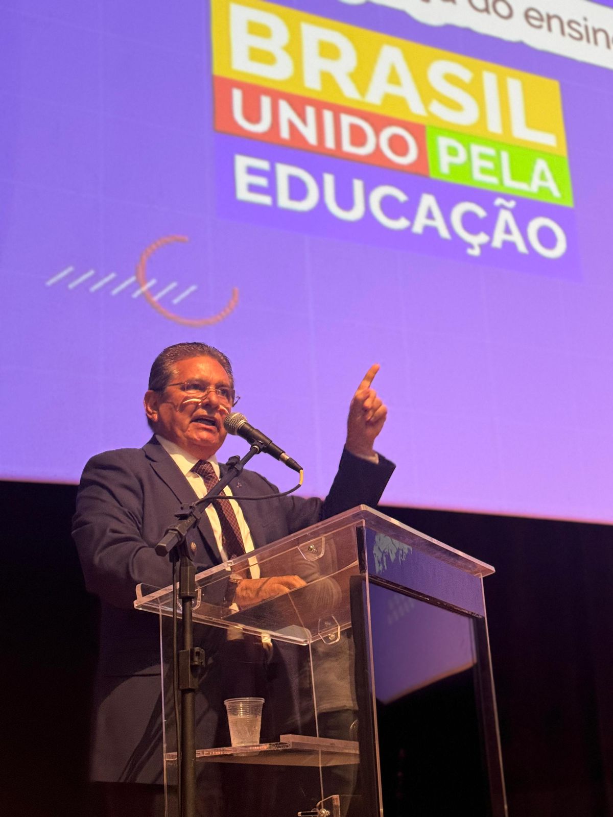 Adriano Galdino cobra justiça orçamentária para o NE  e destaca importância da educação para a juventude carente, duranrte encontro com ministro Carlos Santana