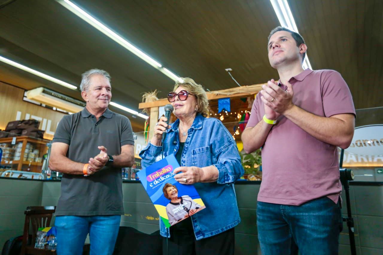 Destaque: Ao lado de Hugo e Nabor, deputada Francisca Motta lança revista de prestação de contas para imprensa paraibana