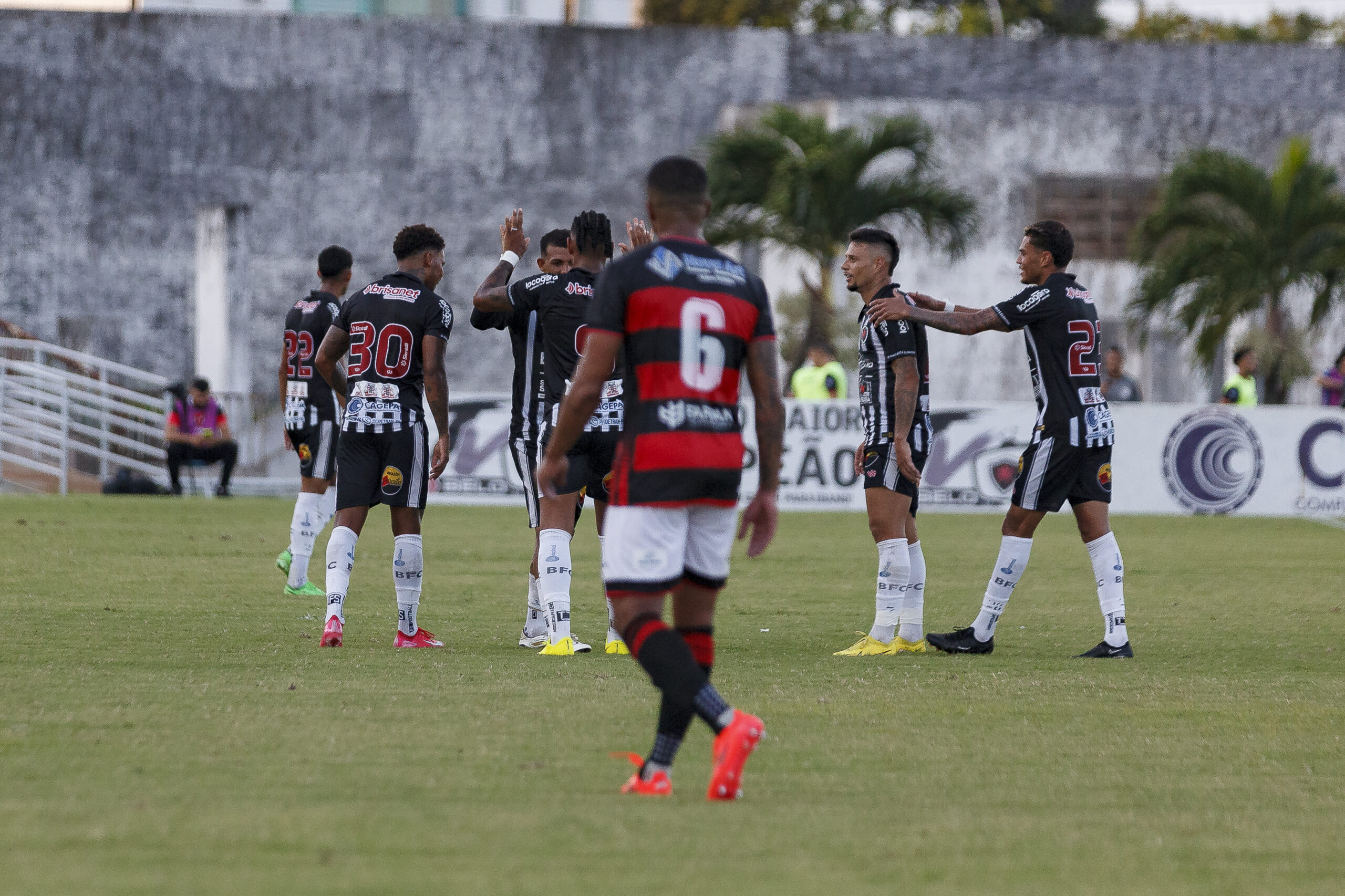 Com o goleiro Saulo no banco e sob o comando da SAF, Botafogo goleia o Campinense e complica situação da Raposa no Paraibano 2025