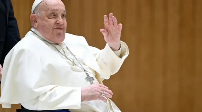 Saúde agravada: Papa Francisco é internado para tratamento de bronquite e pede desculpas por faltar a oração do domingo