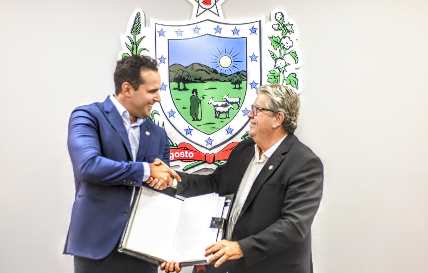 João Azevêdo tira licença para viagem a Portugal; Lucas Ribeiro assume interinamente o governo da Paraíba