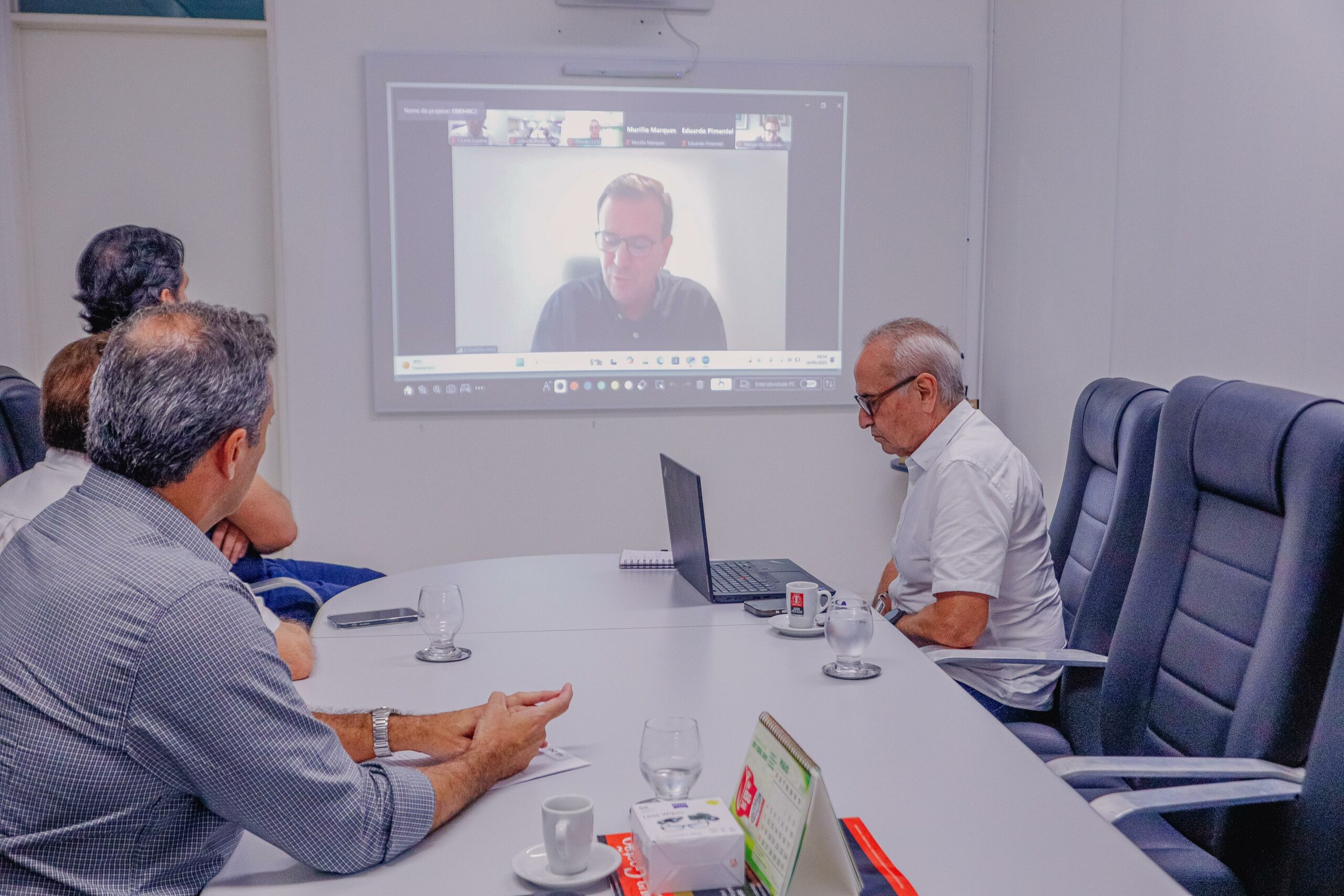 Mudança de comando: Cícero anuncia viagem à Holanda e transmite cargo para o vice-prefeito Leo Bezerra