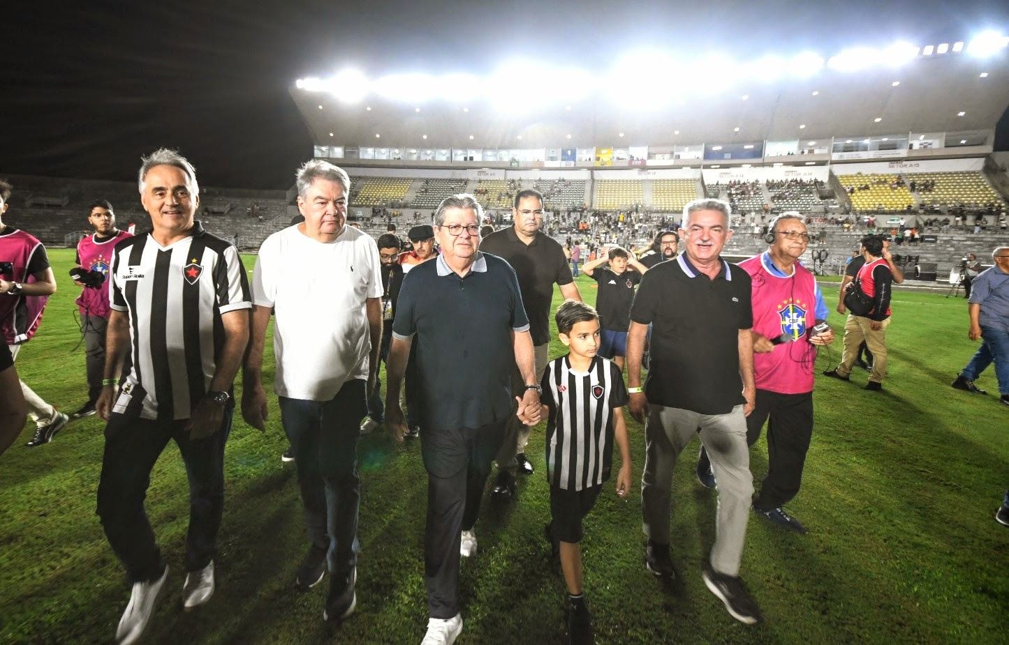 Momento histórico: Deputado João Gonçalves participa da inauguração do sistema de iluminação de LED do estádio Almeidão em João Pessoa