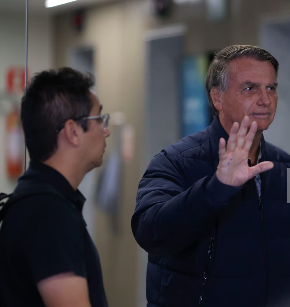 Ministro Alexandre de Moraes decreta prisão domiciliar de Jair Bolsonaro; ex-presidente também terá telefones confiscados