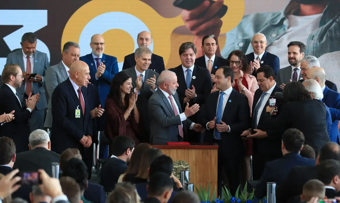 Presidente Lula assina decreto de implementação da TV 3.0 no Brasil, considerada "a televisão do futuro"