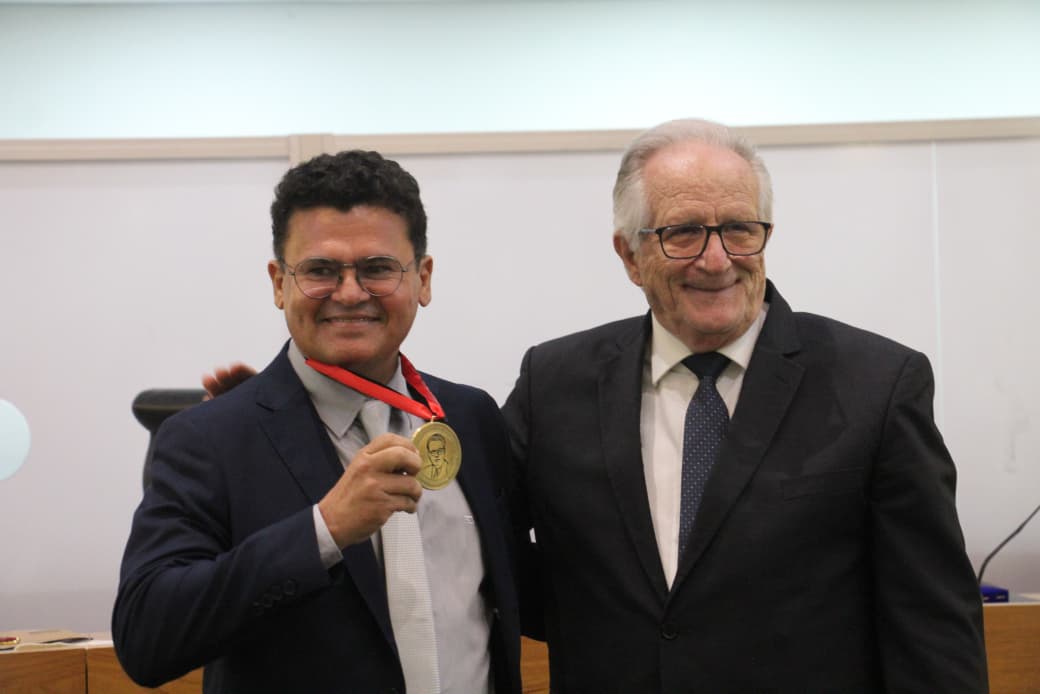 Jornalista, contista poeta e servidor público, Genedilson Monteiro é homenageado pela Assembleia Legislativa com a medalha de Mérito Jurídico Tarcísio de Miranda Burity