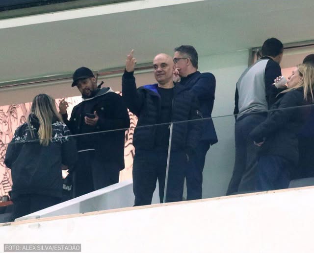 Jornal Estadão demite fotógrafo que flagrou gesto obsceno do ministro Alexandre de Moraes em estádio; editoria desmente relação com o fato