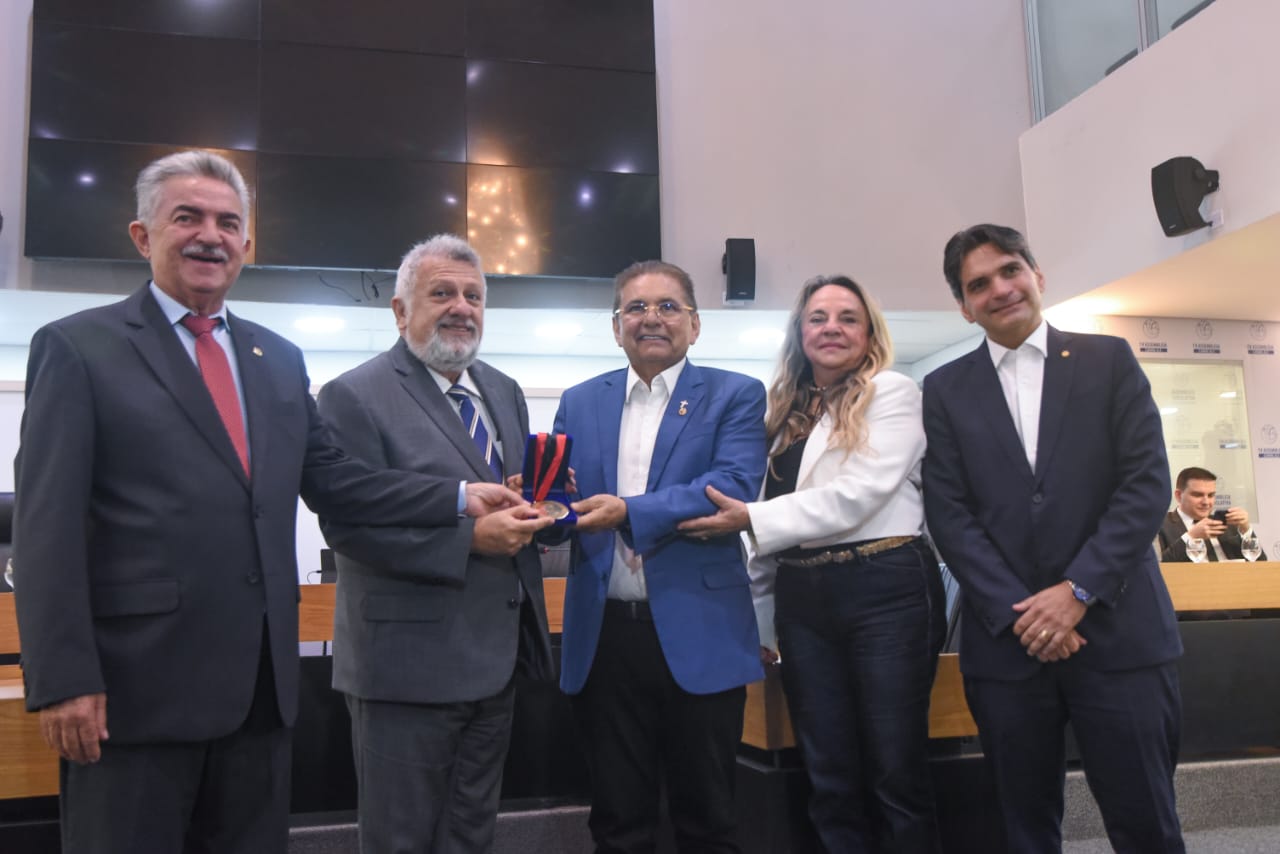 Proposta pelo deputado João Gonçalves, ALPB concede Medalha Epitácio Pessoa ao presidente da Caixa Econômica Federal, Carlos Vieira