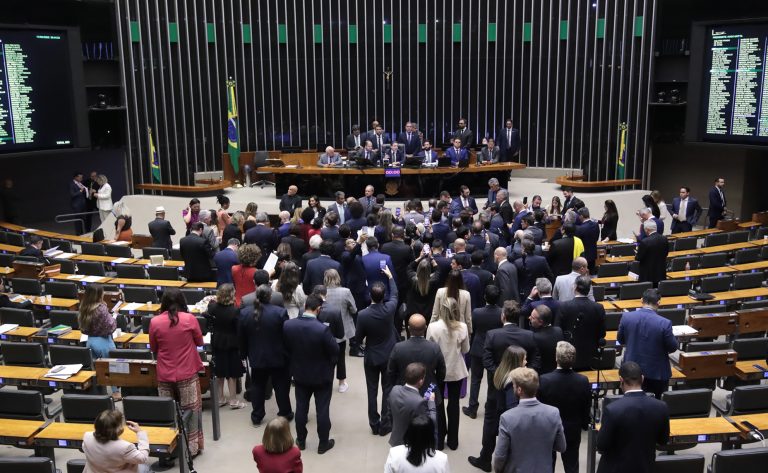 Com 311 votos a favor e 163 contra, Câmara Federal aprova regime de urgência para projeto sobre anistia