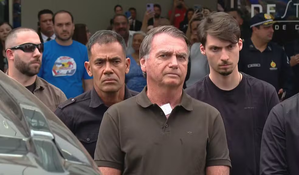 Com um aparato de mais de 20 homens fortemente armados, Bolsonaro é autorizado a deixar prisão domiciliar para realização de exames médicos em hospital de Brasília