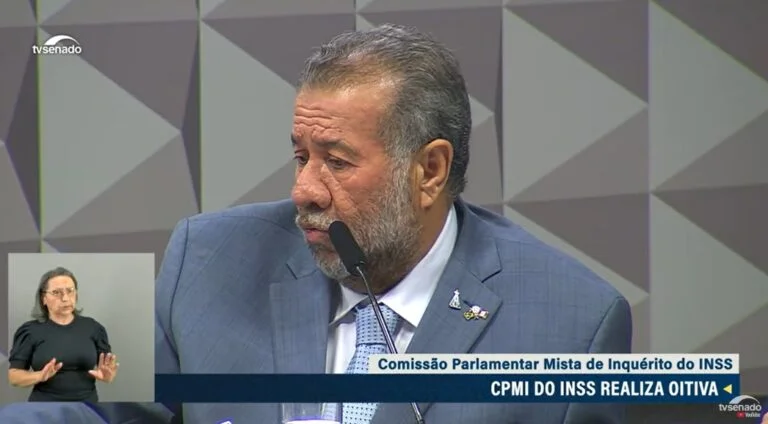 Ex-ministro da Previdência, Carlos Lupi confessa na CPMI que governo acompanhava, mas sem dimensão de fraudes no INSS
