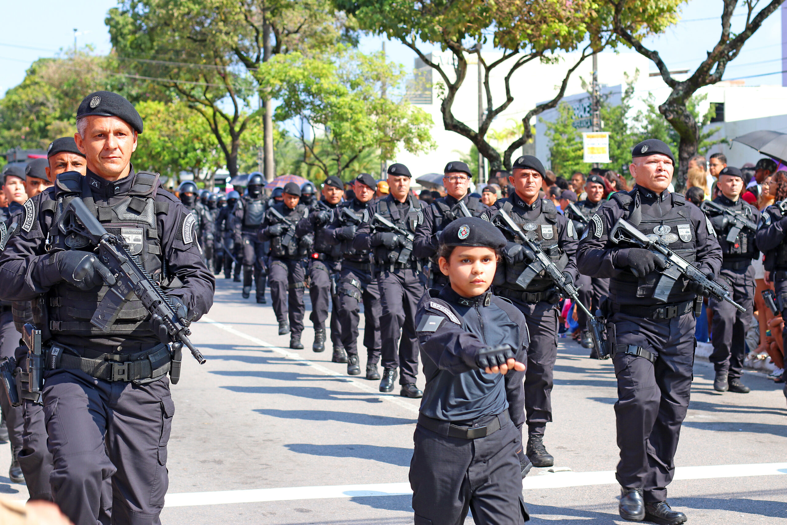 Multidão prestigia o desfile cívico-militar do 7 de setembro na Duarte da Silveira em João Pessoa