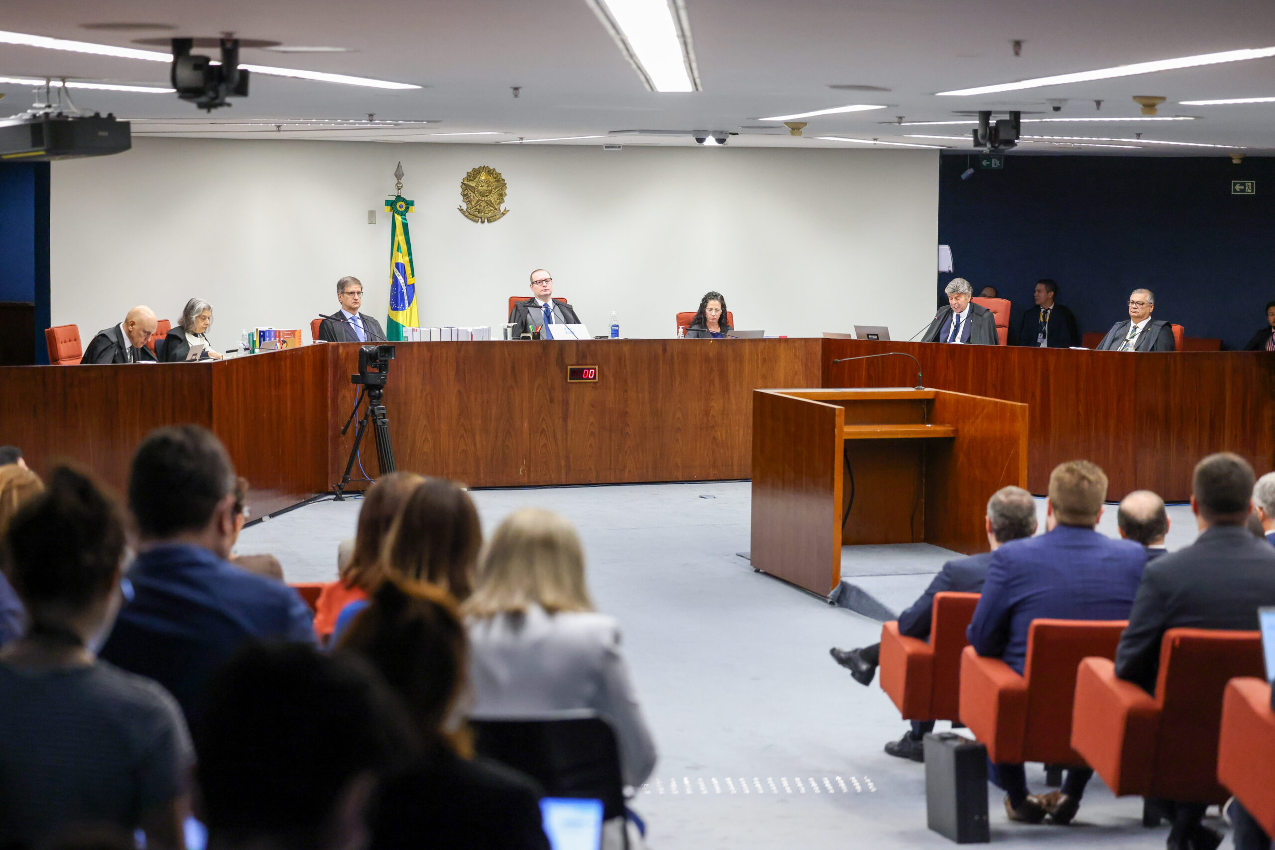 Ministro Fux afasta autoria imediata de Bolsonaro e mais sete no 8/1 e vota pela 'nulidade absoluta do processo