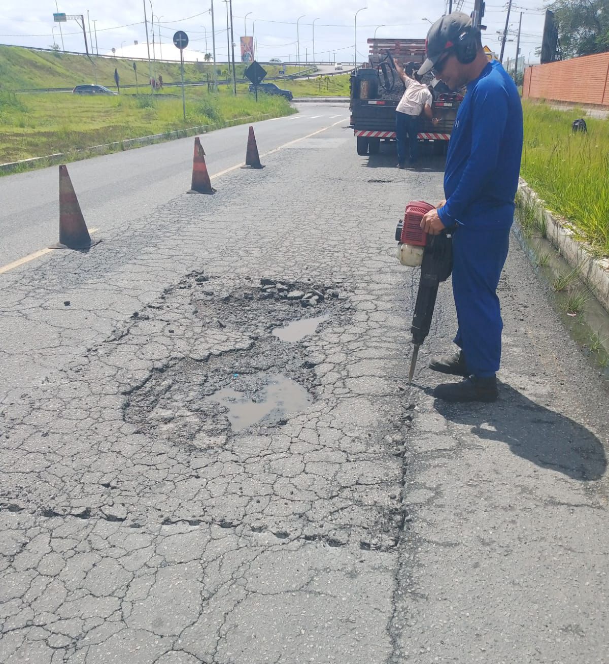 Operação Tapa-Buraco da Prefeitura de João Pessoa realiza ações em 45 bairros nesta quinta-feira