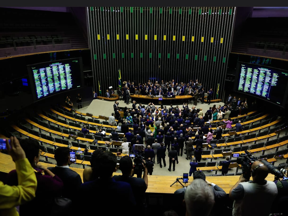 Câmara Federal aprova PEC da Blindagem que protege parlamentares de processos e prisões