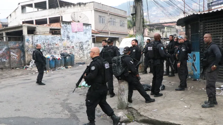 Operação no Rio contra facções criminosas registra 64 mortes, entre os mortos no confronto estão policiais civis e do Bope