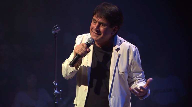 Cantor Biafra celebra 45 anos de carreira com show emocionante no Teatro Paulo Pontes no dia 04 de novembro