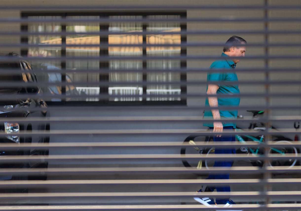 Ministro Alexandre de Moraes acusa Bolsonaro de ter violado a tornozeleira eletrônica e tinha ‘elevado risco de fuga’, por isso decidiu por sua prisão preventiva