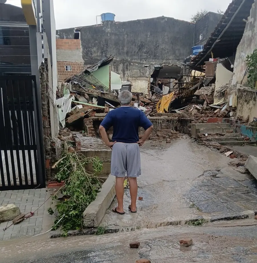 Reservatório da CAGEPA se rompe e água invade casas, morte e arrasta veículos em Campina Grande