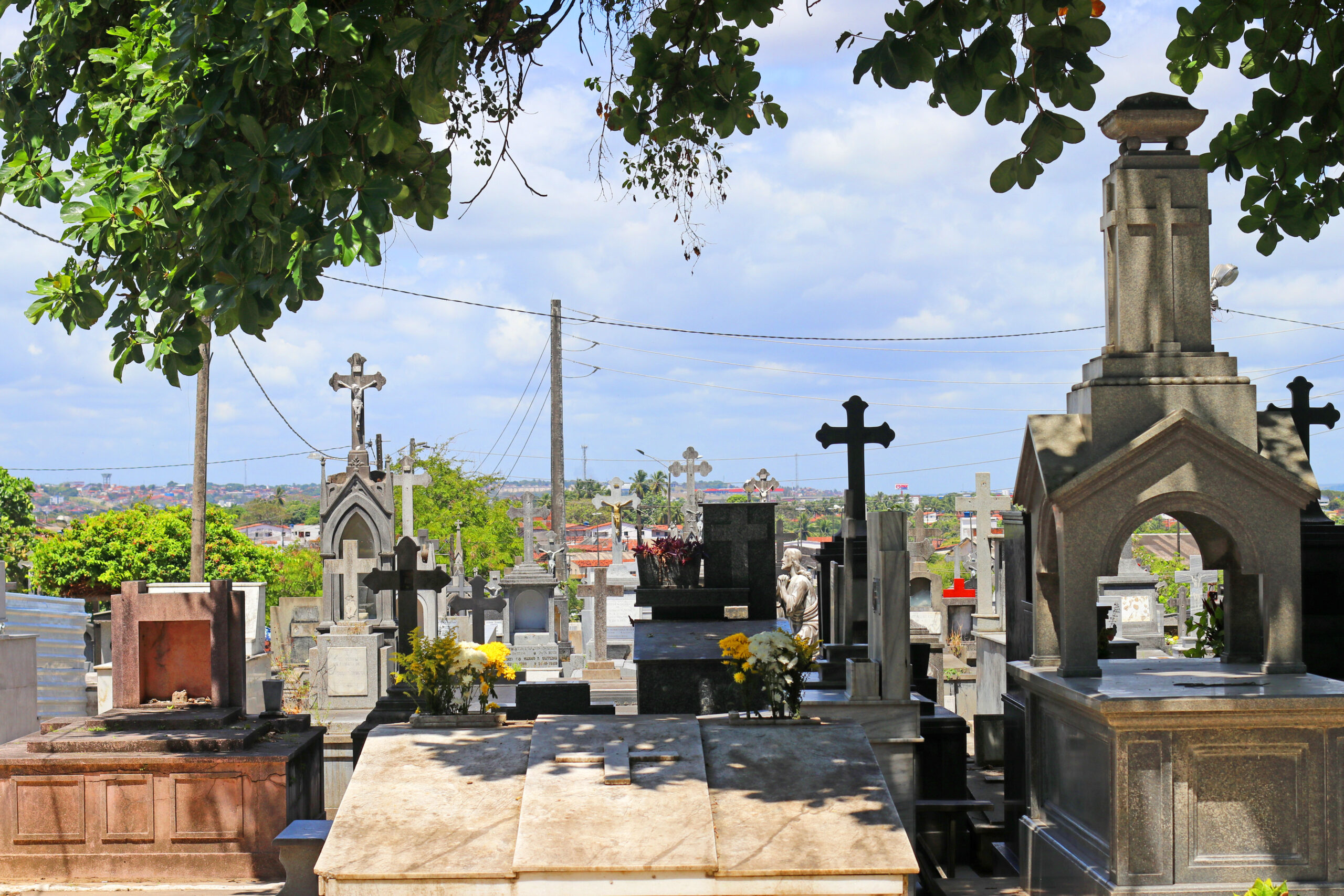 Cemitérios públicos de João Pessoa registram presença de um grande público no Dia de Finados