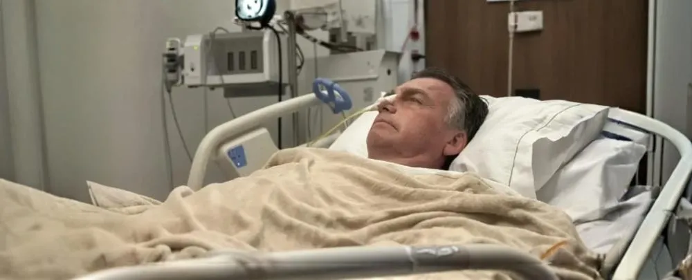 Cirurgia do ex-presidente Bolsonaro foi finalizada 'com sucesso', diz Michelle