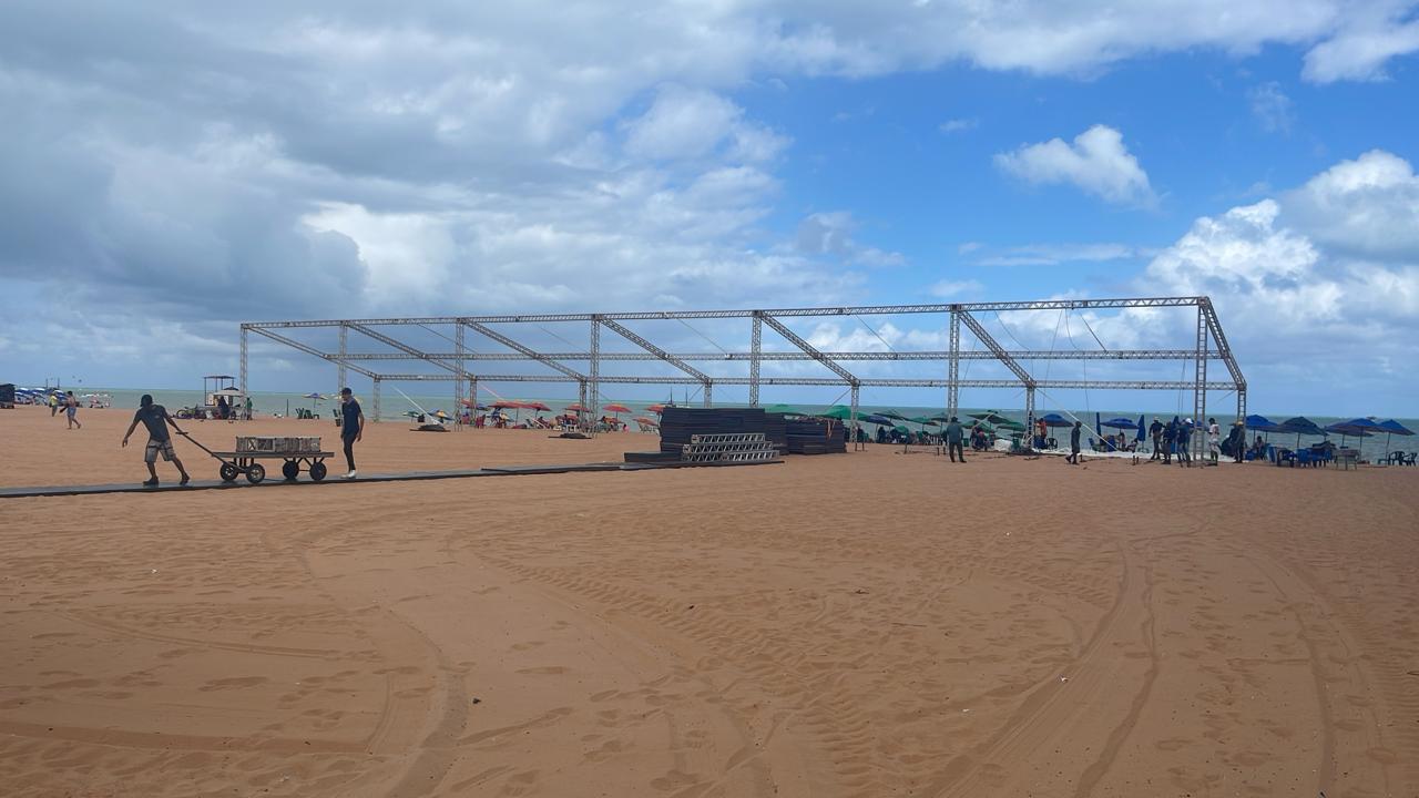 Prefeitura de João Pessoa inicia no Busto de Tamandaré montagem da estrutura para show de Frei Gilson, no próximo sábado