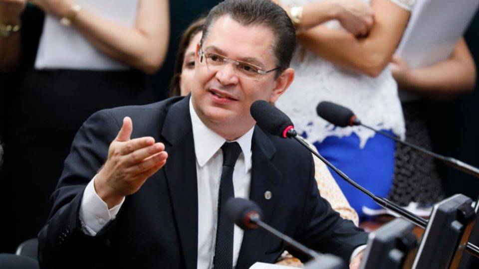 Líder do PL, Sóstenes Cavalcante exibe escritura e diz que R$ 470 mil apreendidos pela PF são de venda de casa