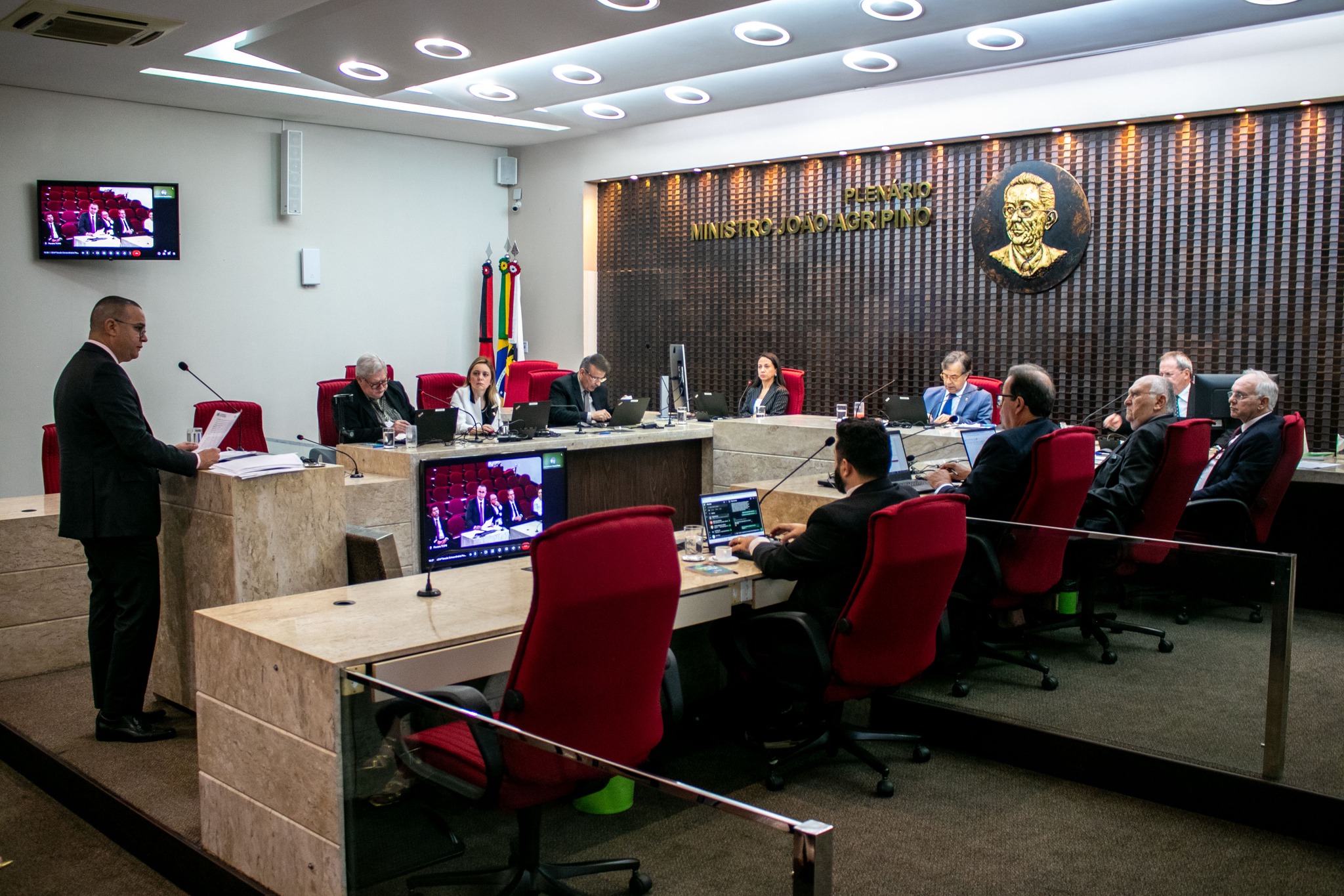 Em decisão unânime, TCE-PB aprova contas de João Azevêdo relativas ao exercício financeiro de 2024