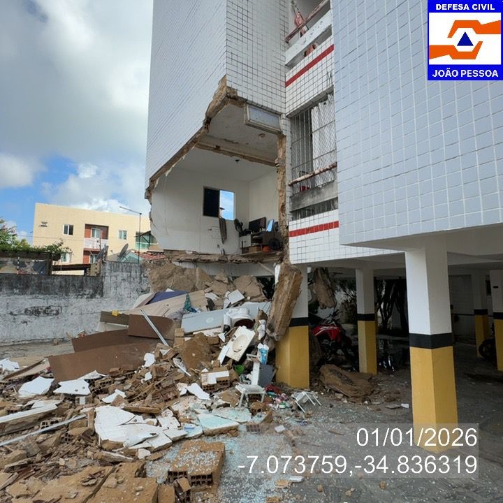 Defesa Civil de João Pessoa interdita prédio após desabamento de parte da estrutura no bairro do Bessa