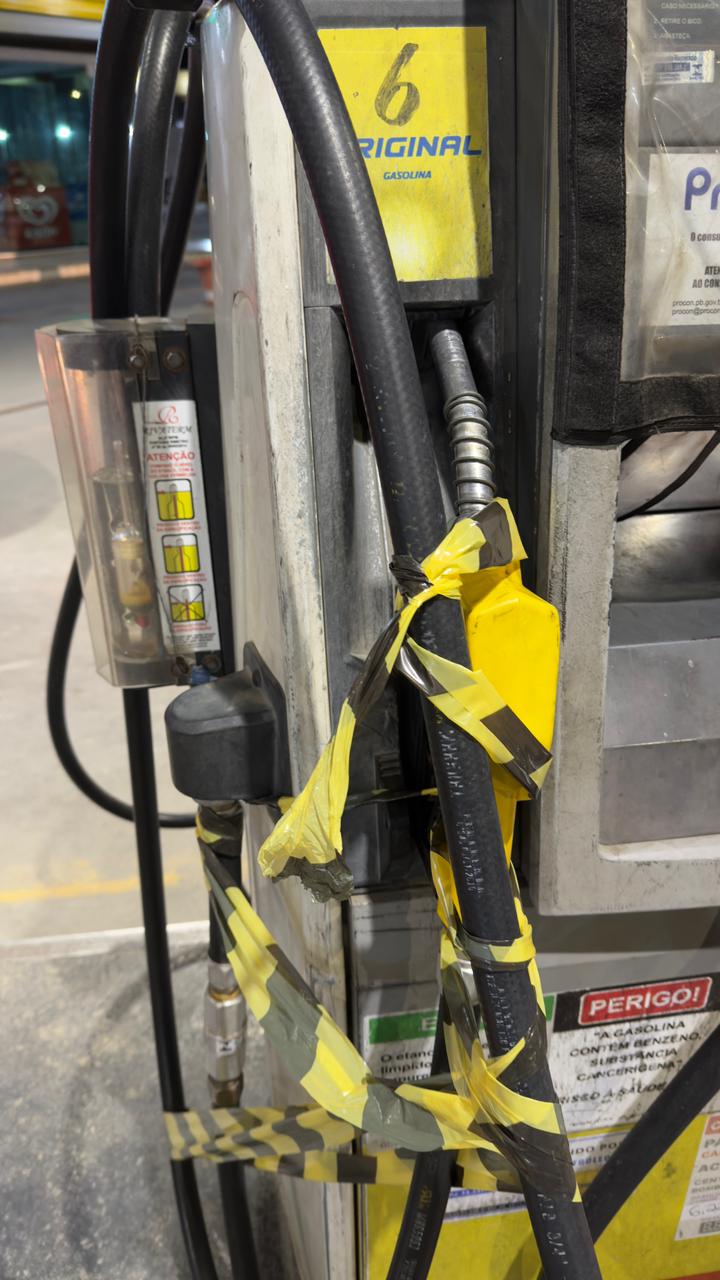 Procon-JP interdita bombas de gasolina em dois postos no Valentina e recolhe produtos vencidos