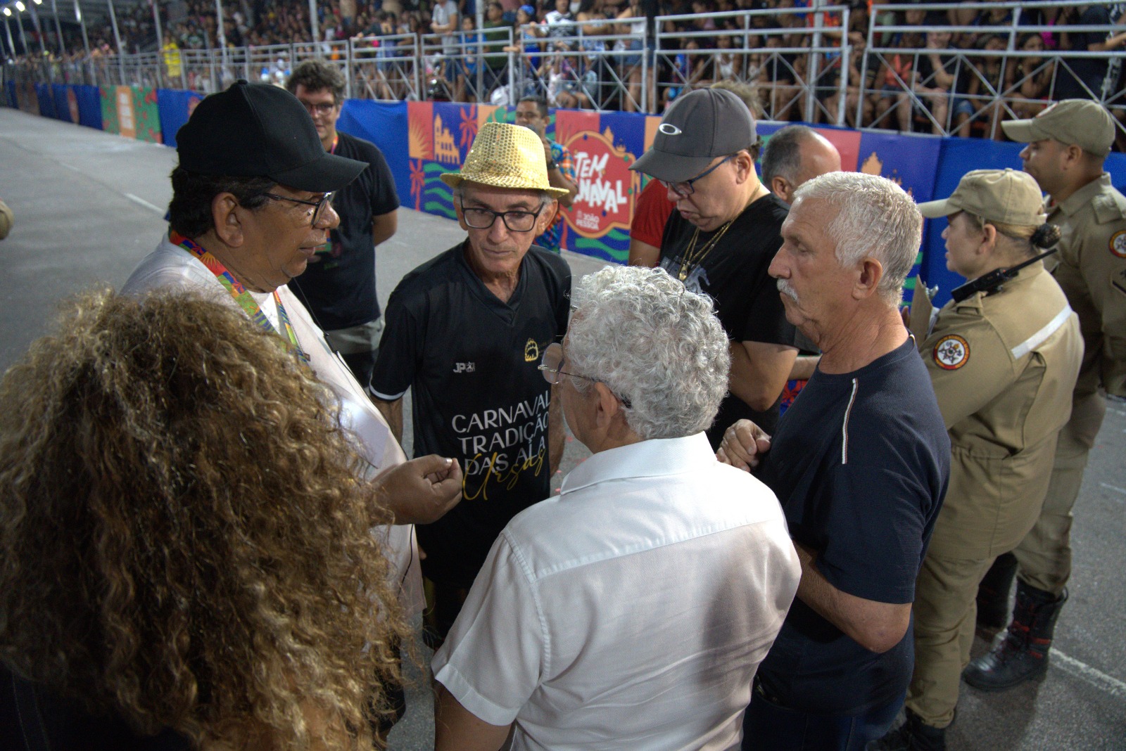 Susperlotação: Arquibancada do Carnaval Tradição em João Pessoa cede e desfiles são suspensos