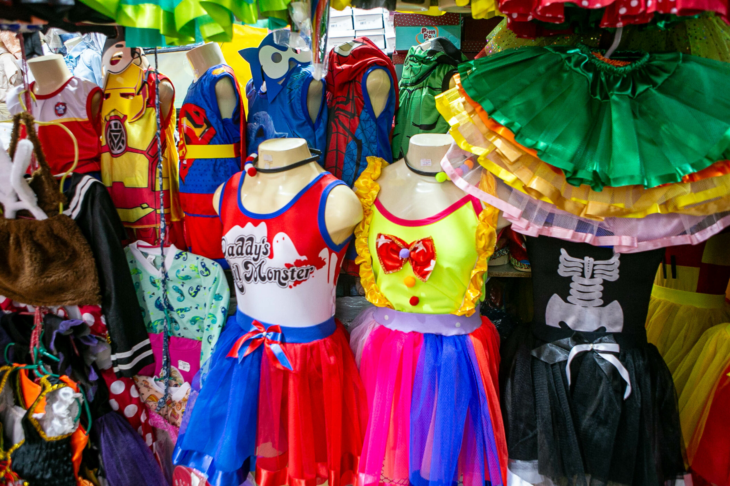 Preços baixos: Shoppings populares de João Pessoa iniciam vendas de fantasias, acessórios e artigos temáticos para o Carnaval 2026