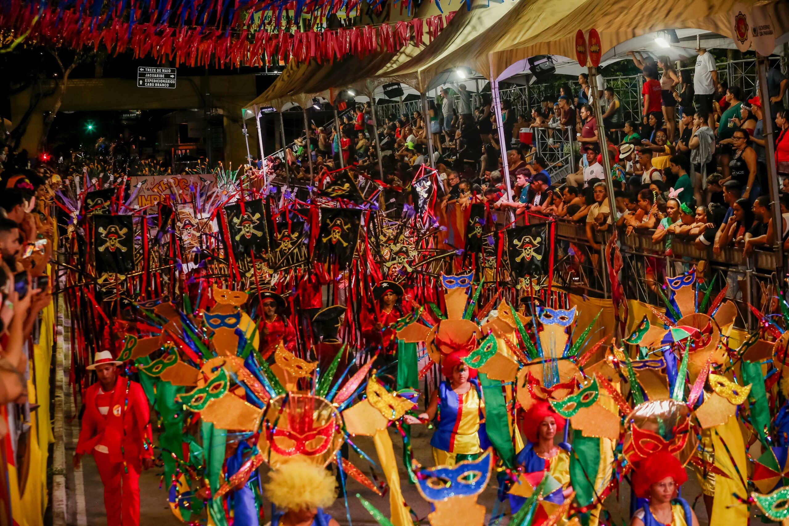 Escolas de Samba levam cor e ritmo ao Carnaval Tradição de João Pessoa em desfile na Duarte da Silveira
